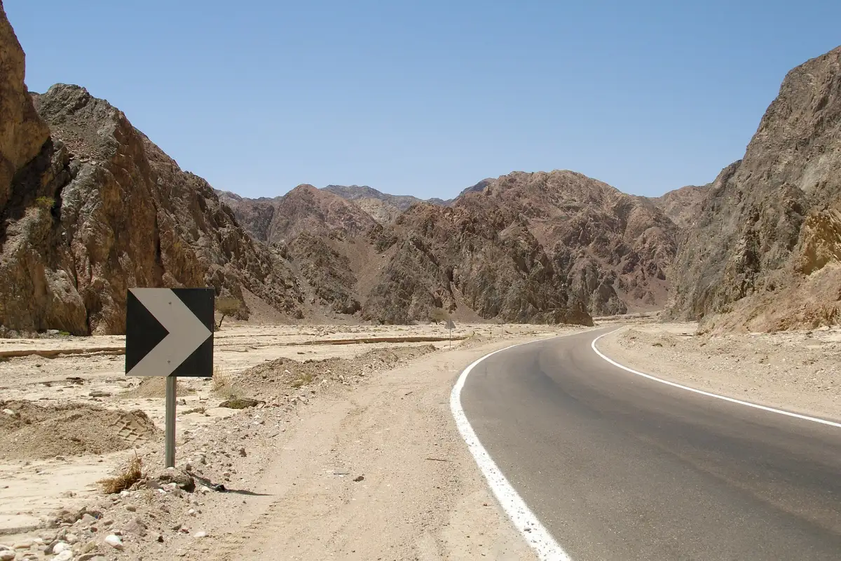طريق بين الجبال في صحراء جنوب سيناء