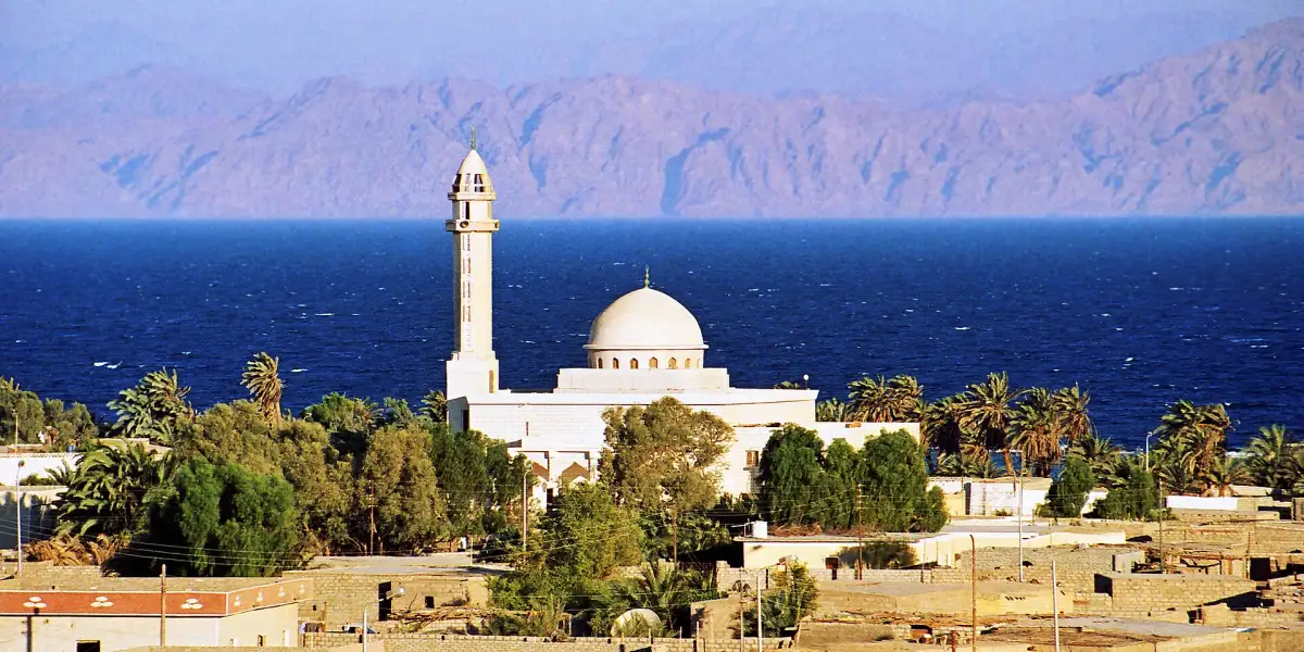مسجد على ساحل دهب وجبال سيناء في الخلفية