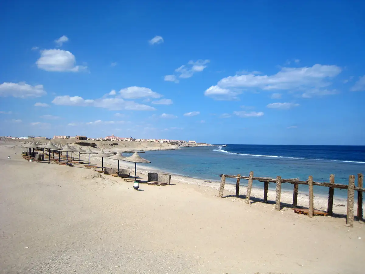 شاطئ هادئ جنوب القصير على ساحل البحر الأحمر