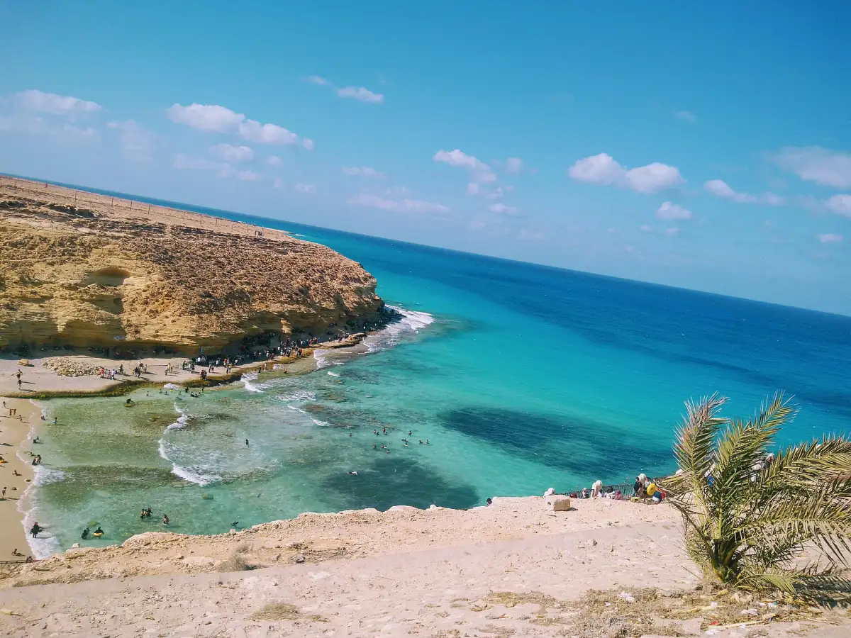 منحدرات صخرية ومياه البحر المتوسط في عجيبة