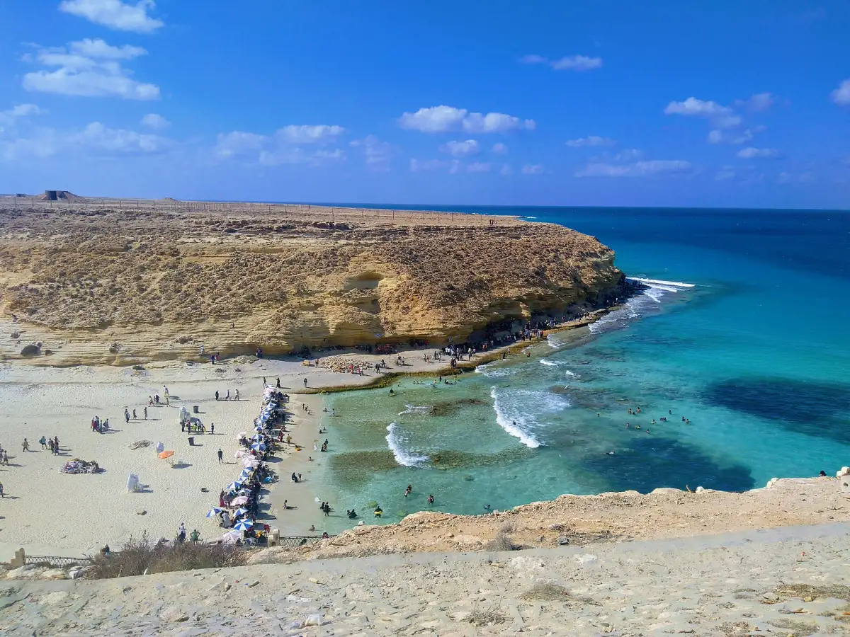 شاطئ عجيبة من أعلى المنحدر